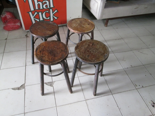 เก้าอี้โรงเตี้ยม   4 ตัว  ราคา2000บาท  ไม่รวมค่าขนส่งครับ
