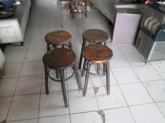 เก้าอี้โรงเตี้ยม   4 ตัว  ราคา2000บาท  ไม่รวมค่าขนส่งครับ