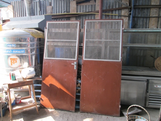 ประตูเหล็กดัด  ติดมุ้งลวดแล้ว  ขาย800X2=1600บาท ดีมากๆ