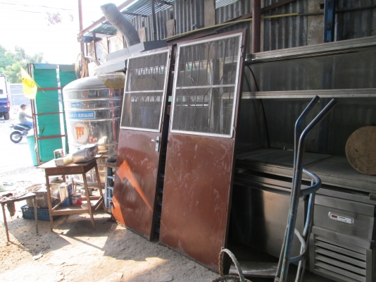 ประตูเหล็กดัด  ติดมุ้งลวดแล้ว  ขาย800X2=1600บาท ดีมากๆ