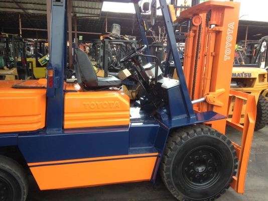 รถยกโตโยต้ารุ่น 5 น้ำหนักยก 4 ตัน เสาสูง 3 เมตร เครื่องดีเซล เกียร์ธรรมดา รถยกโตโยต้ารุ่น 5 น้ำหนักยก 4 ตัน เสาสูง 3 เมตร เครื่องดีเซล เกียร์ธรรมดา