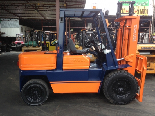 รถยกโตโยต้ารุ่น 5 น้ำหนักยก 4 ตัน เสาสูง 3 เมตร เครื่องดีเซล เกียร์ธรรมดา รถยกโตโยต้ารุ่น 5 น้ำหนักยก 4 ตัน เสาสูง 3 เมตร เครื่องดีเซล เกียร์ธรรมดา