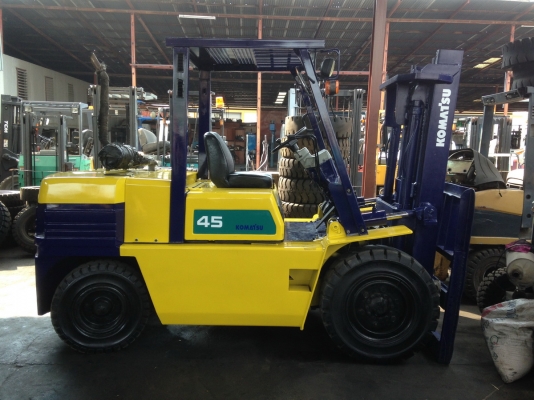 รถยกโคมัสสึรุ่น 5 น้ำหนักยก 4.5 ตัน เสาสูง 3 เมตร เครื่องดีเซล เกียร์ออโต้