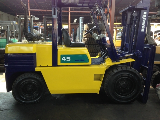 รถยกโคมัสสึรุ่น 5 น้ำหนักยก 4.5 ตัน เสาสูง 3 เมตร เครื่องดีเซล เกียร์ออโต้