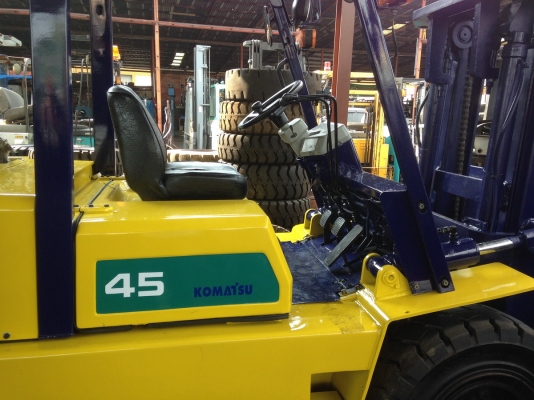 รถยกโคมัสสึรุ่น 5 น้ำหนักยก 4.5 ตัน เสาสูง 3 เมตร เครื่องดีเซล เกียร์ออโต้