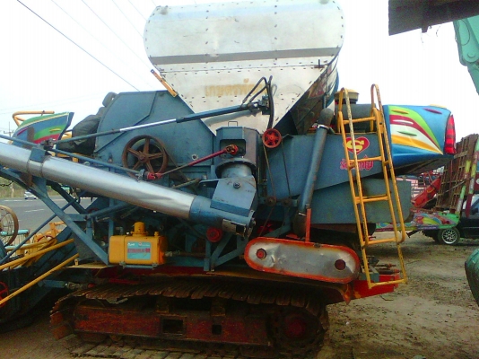 ขายรถเกี่ยวข้าว รุ่น ใหม่ใหญ่กว่าเดิม ตัวเดิน 12 HTปั้มเบอร์22 เครื่อง GO8C เทอร์โบ