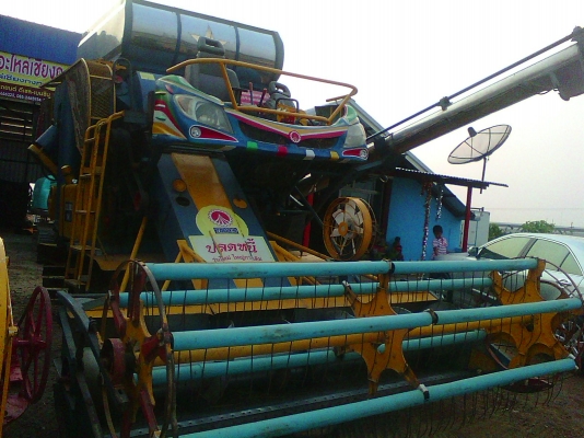 ขายรถเกี่ยวข้าว รุ่น ใหม่ใหญ่กว่าเดิม ตัวเดิน 12 HTปั้มเบอร์22 เครื่อง GO8C เทอร์โบ
