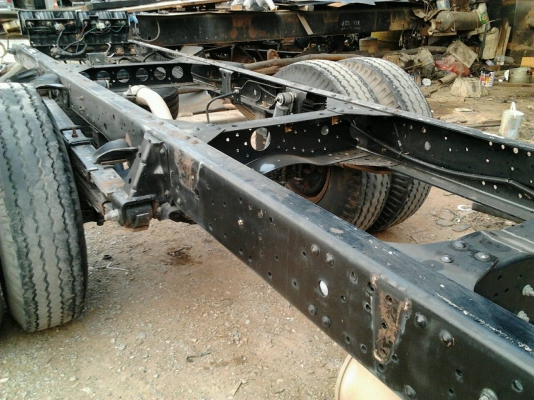 รถ 6 ล้อกลาง