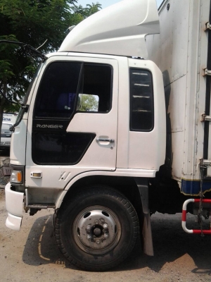 รถ6ล้อHINOสิงห์ไฮเทค195แรงตู้เปิด10บานไม่มีเสากลางยาว7มยาง900