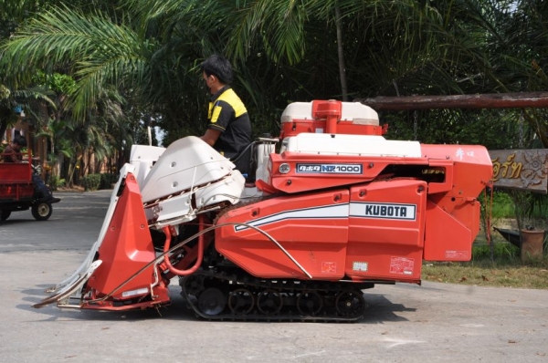 ขายรถเกี่ยว นวดข้าวKUBOTA NX1000 ดีเซล2สูบ สวยเดิมจากญี่ปุ่น 58,000เท่านั้น!!