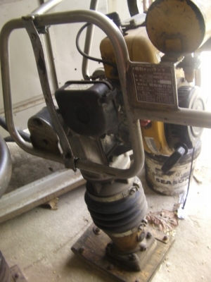 เครื่องตบดิน แบบ จิงโจ้ เก่านอกขายตามสภาพใช้งานได้จริง ราคา12,500บาท ยี่ห้อ robin