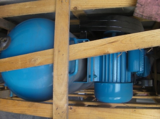 ปั่มลมของให้ ยี่ห้อ MXB มอเตอร์3แนงไฟ220V. ถัง100ลิตร ราคา 12,000บาท