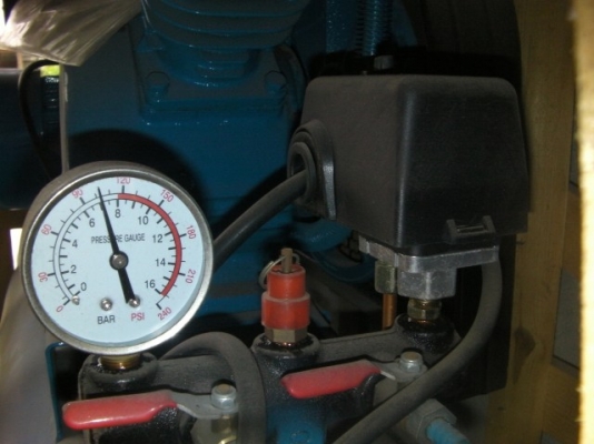 ปั่มลมของให้ ยี่ห้อ MXB มอเตอร์3แนงไฟ220V. ถัง100ลิตร ราคา 12,000บาท