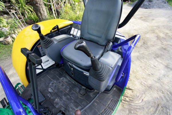 ขายรถแม็คโคร KOMATSU PC30MR-1 ไม่เคยผ่านการใช้งานในไทย ติดต่อ 086-775-7900, 086-324-1992