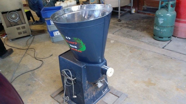 เครื่องขัดข้าวขาวเก่าญี่ปุ่น ISEKI  สภาพดี  สามารถใช้ขัดสีข้าวกล้องให้เป็นข้าวขาว ขนาดกระทัดรัด เหมาะสำหรับใช้ในครัวเรือน  เครื่องพร้อมใช้งาน