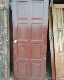 บานประตูไม้เต็งลูกฟัก 8 ลูกเป็นบานไม้เต็งเก่าครับแบบลูกฟัก8ลูก  และมีบานเกร็ดผสมลูกฟัก 4 ลูก ครับ หนักแน่นครับขนาดกว้าง 80ซ.มสูง 2.0 เมตรครับ ลูกบิด  บานพับยังอยู่ครบครับ