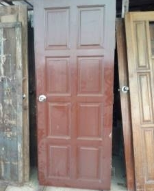 บานประตูไม้เต็งลูกฟัก 8 ลูกเป็นบานไม้เต็งเก่าครับแบบลูกฟัก8ลูก  และมีบานเกร็ดผสมลูกฟัก 4 ลูก ครับ หนักแน่นครับขนาดกว้าง 80ซ.มสูง 2.0 เมตรครับ ลูกบิด  บานพับยังอยู่ครบครับ