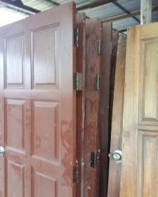 บานประตูไม้เต็งลูกฟัก 8 ลูกเป็นบานไม้เต็งเก่าครับแบบลูกฟัก8ลูก  และมีบานเกร็ดผสมลูกฟัก 4 ลูก ครับ หนักแน่นครับขนาดกว้าง 80ซ.มสูง 2.0 เมตรครับ ลูกบิด  บานพับยังอยู่ครบครับ