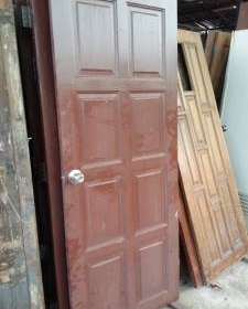 บานประตูไม้เต็งลูกฟัก 8 ลูกเป็นบานไม้เต็งเก่าครับแบบลูกฟัก8ลูก  และมีบานเกร็ดผสมลูกฟัก 4 ลูก ครับ หนักแน่นครับขนาดกว้าง 80ซ.มสูง 2.0 เมตรครับ ลูกบิด  บานพับยังอยู่ครบครับ