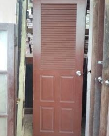 บานประตูไม้เต็งลูกฟัก 8 ลูกเป็นบานไม้เต็งเก่าครับแบบลูกฟัก8ลูก  และมีบานเกร็ดผสมลูกฟัก 4 ลูก ครับ หนักแน่นครับขนาดกว้าง 80ซ.มสูง 2.0 เมตรครับ ลูกบิด  บานพับยังอยู่ครบครับ