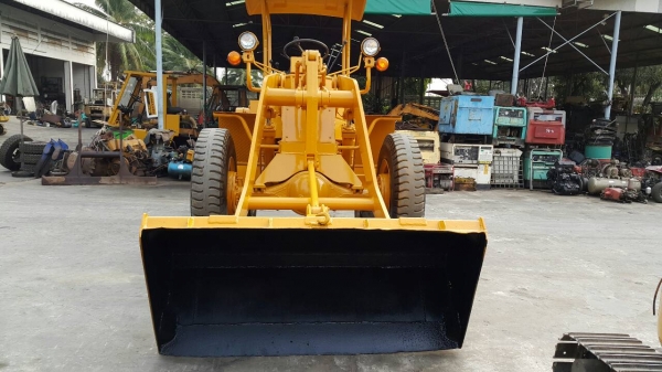 ขาย รถตักล้อยาง TCM รุ่น STD10 มือสองญี่ปุ่น ตักได้ 1คิว สองเพลา เอวอ่อน เกียร์ทอร์ค เครื่องอีซูซุ C240 ทำงานคล่องตัว มือถือ/ LINE ID :0818753444