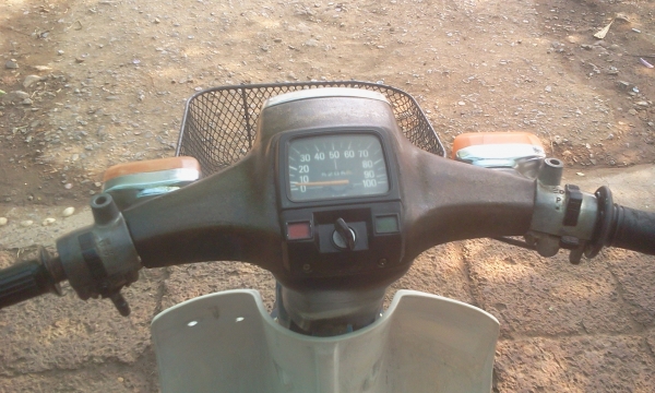 ขาย Yamaha V80 สภาพเดิมๆ เเห้งๆ รถขี่ได้ปกติ กุญเเจเปิดเครื่อง/เปิดเบาะใช้ได้ ระบบไฟใช้ได้ ไมล์ขึ้น เเตรดัง ยางหน้าหลังยังใหม่ ที่เหลือตามรูปครับ ( มีเล่มทะเบียนเครื่องเเละโครงตรงกัน+ใบซื้อขายจากทางร้าน ) ค่าตัว 5000 บาท(ราคานี้ถูกม๊วกๆ งดต่อรองครับผม) สน ขาย Yamaha V80 สภาพเดิมๆ เเห้งๆ รถขี่ได้ปกติ กุญเเจเปิดเครื่อง/เปิดเบาะใช้ได้ ระบบไฟใช้ได้ ไมล์ขึ้น เเตรดัง ยางหน้าหลังยังใหม่ ที่เหลือตามรูปครับ ( มีเล่มทะเบียนเครื่องเเละโครงตรงกัน+ใบซื้อขายจากทางร้าน ) ค่าตัว 5000 บาท(ราคานี้ถูกม๊วกๆ งดต่อรองครับผม) สน