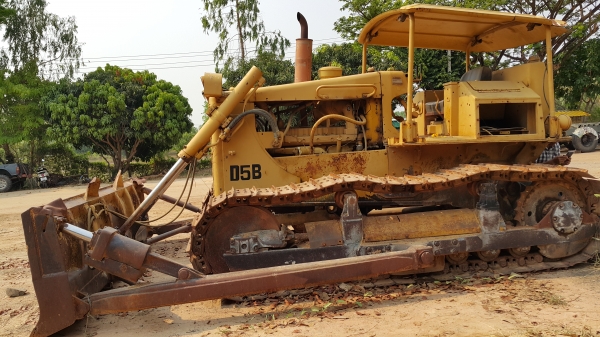 ขายรถแทรกเตอร์ CAT.D5-B เกียร์ตัด ตีนไก่ เครื่องฝาบาง รถสวยราคา.650000 ต่อรอง