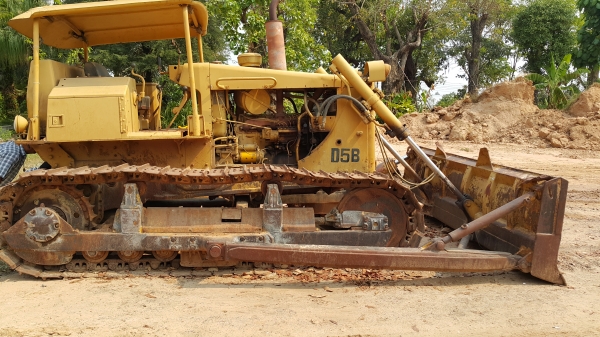 ขายรถแทรกเตอร์ CAT.D5-B เกียร์ตัด ตีนไก่ เครื่องฝาบาง รถสวยราคา.650000 ต่อรอง