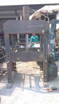 Sell> ขายแท่นอัดไฮดรอลิค 60 ตัน ระบบไฟฟ้า หน้ากว้างพิเศษ 95 เซน หนา 80 เซน แกนยาว 50 เซน