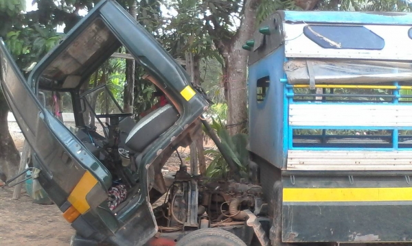 ขายรถสองแถว 4 ล้อกลาง DYNA