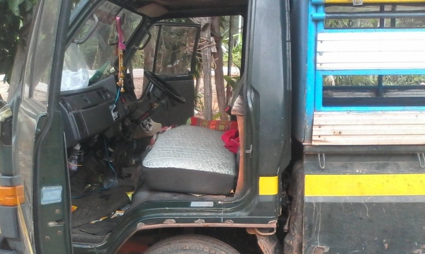 ขายรถสองแถว 4 ล้อกลาง DYNA