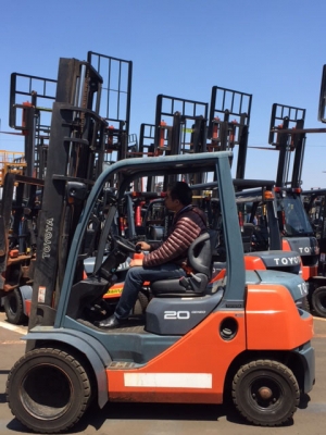 ขายฟอร์คลิฟต์ TOYOTA 02-8FD20 ดีเซล ,เกียร์ออโต , ล้อหน้าคู่ ,เสายกสูง 4 เมตร ,ฮิ้งฟอร์ค รถใช้งานมาน้อย 1000 ช.ม ( SPECS JAPAN )