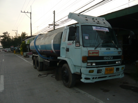 รถบรรทุกน้ำ10ล้อ 2 เพลา เกียร์กลาง