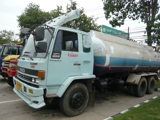 รถบรรทุกน้ำ10ล้อ 2 เพลา เกียร์กลาง