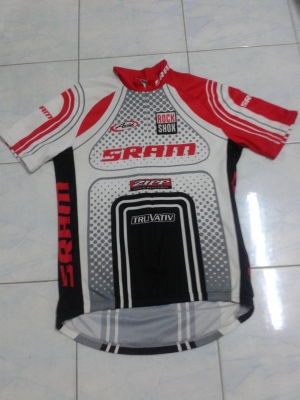 ขายเสื้อปั่นจักยานสภาพสวย2คัว