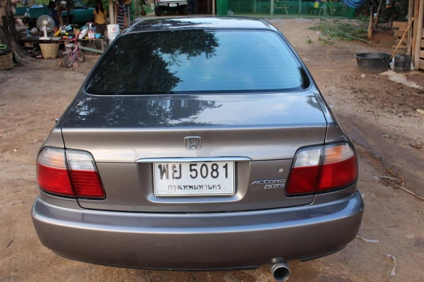 ขายฮอนด้าแอคคอร์ด ไฟท้ายสองก้อน