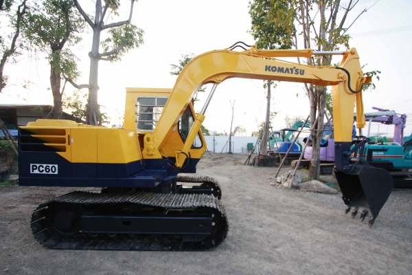 ขายแม็คโค KOMATSU PC60 นำเข้าจากญี่ปุ่น  มี VDO ทดลองขับให้ดู  ติดต่อ 086-775-7900, 086-324-1992