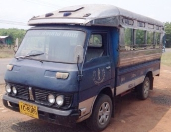 ISUZU ELF 85 HP TD25 รถบรรทุกโดนสาร 4 ล้อกลาง รถสภาพดีสุดๆครับพร้อมใช้งานได้เลย เครื่องยนต์ 85 แรงของนิสสันลงเล่มครบพร้อม เครื่องแรงดีไม่มีเยิ้ม หัวเก๋งไม่ผุภายในเก๋งคอนโซลสวยครบ พวงมาลัยธรรมดา ช่วงล่างคัชซีไม่ผุไม่บวม ยางสภาพดี 60\% พร้อมใช้งาน เอกสารทะเบ