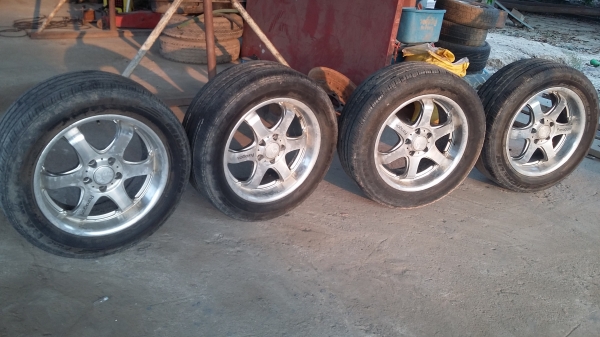 ขายเเม๊กขอบ17 5รู พร้อมยางมิชลีน235/55 พร้อมใช้งาน แต่ยาง2วงมันบวมคับ