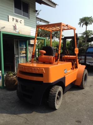 +++ ขายโฟล์คลิฟท์  TOYOTA FD40  ขนาด  4  ตัน  (รถนอก)  เครื่องยนต์ดีเซล  เสา  3  เมตร   งา 1,300  มม.   เกียร์ธรรมดา   ล้อหน้าคู่ครับ