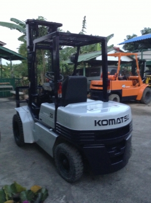+++ ขายโฟล์คลิฟท์  KOMATSU  FD25-11  (รถนอก ) ขนาด  2.5  ตัน  เครื่องยนต์ดีเซล  เสา  4  เมตร  เกียร์ธรรมดา  ล้อหน้าคู่  ยางตันครับ