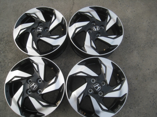 ขายล้อแม็กป้ายแดง honda mobilio 15"x5.5" et53 4 รู 100สนใจติดต่อเล็กคลองสามครับ 081-3747940