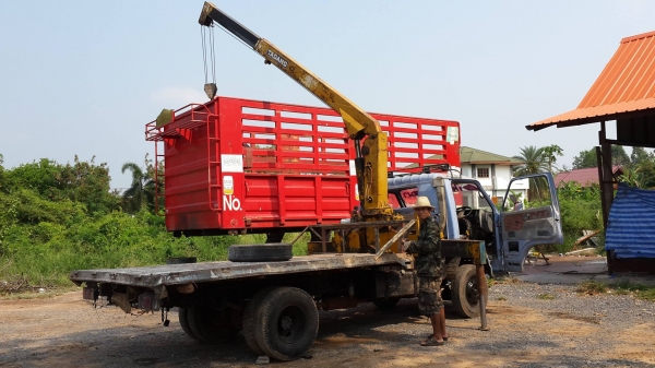 **ขายแล้วครับขอบคุณ Truck2hand ขาย ISUZU NPR-110 6ล้อบรรทุก ติดเครน ISUZU NPR59L 4BE1-110 ฝาดำ ประกอบ เครื่องดี แรง ดี เกียร์สั้น เข้างง่าย ไม่หลุดครับ ช่วงล่างเดิม 5น็อต หน้า-หลัง คัสซีดี สวย ไม่ปะไม่ผุ กระบะเหล็กพื้นเรียบยาว4.30ม.สภาพดี พื้น **ขายแล้วครับขอบคุณ Truck2hand ขาย ISUZU NPR-110 6ล้อบรรทุก ติดเครน ISUZU NPR59L 4BE1-110 ฝาดำ ประกอบ เครื่องดี แรง ดี เกียร์สั้น เข้างง่าย ไม่หลุดครับ ช่วงล่างเดิม 5น็อต หน้า-หลัง คัสซีดี สวย ไม่ปะไม่ผุ กระบะเหล็กพื้นเรียบยาว4.30ม.สภาพดี พื้น