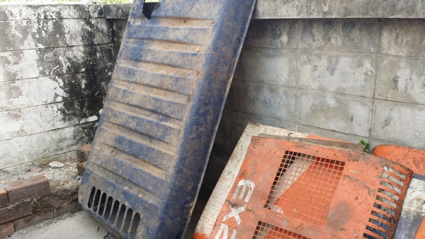 ขายด่วน ฝากระโปง+บอดี้รอบคัน+ฝากระโปงแผ่นใต้ท้อง HITACHI EX200-3 ขายด่วน ฝากระโปง+บอดี้รอบคัน+ฝากระโปงแผ่นใต้ท้อง HITACHI EX200-3