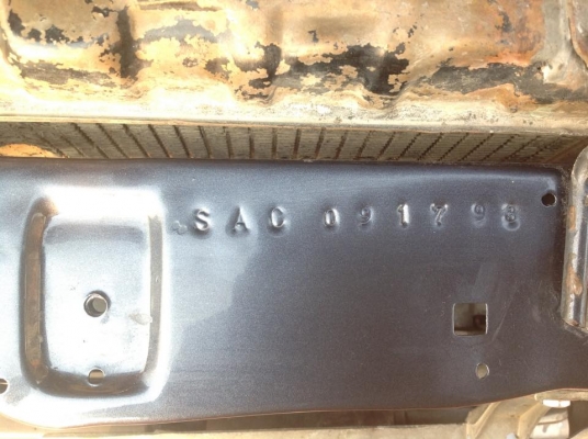 ขายนิสสันบิ๊กเอ็มปี 96 จอโค้ง เครื่อง 2500 ซีซี ฝาแดง สภาพสวยบาง