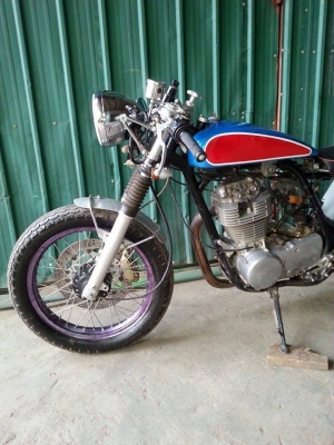 ขาย sr400 ของเเต่งหลายอย่างอยู่ครับลองดูเอาครับ