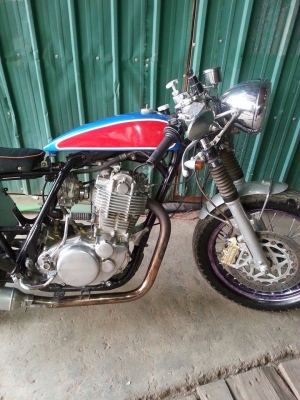 ขาย sr400 ของเเต่งหลายอย่างอยู่ครับลองดูเอาครับ