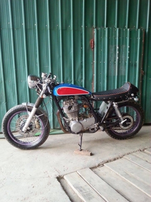 ขาย sr400 ของเเต่งหลายอย่างอยู่ครับลองดูเอาครับ