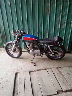 ขาย sr400 ของเเต่งหลายอย่างอยู่ครับลองดูเอาครับ