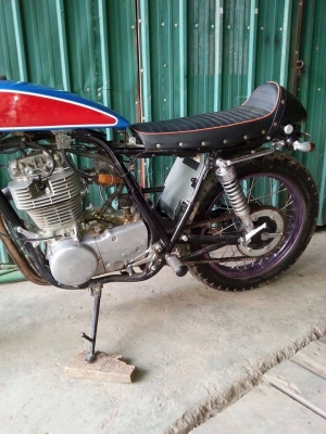 ขาย sr400 ของเเต่งหลายอย่างอยู่ครับลองดูเอาครับ